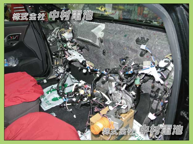 時には室内のインストメントパネル等の脱着が必要な重整備になることもございます。 通常よりお時間がかかってしまいますが、丁寧・確実な作業にてご対応させていただきます。